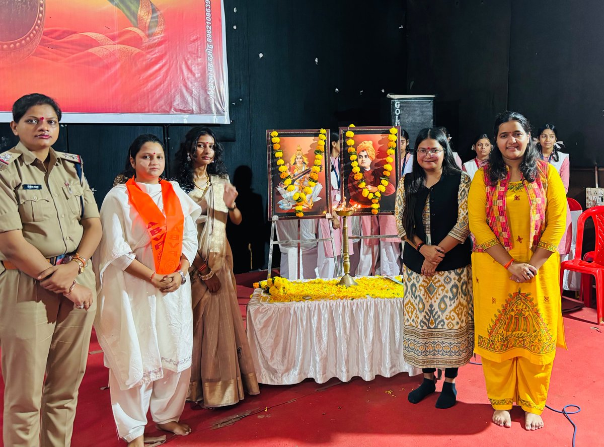 ABVPMK's tweet photo. अभाविप दमोह जिला द्वारा 'वीरांगना ' युवती सम्मेलन का आयोजन किया गया जिसमें छात्राओं के व्यक्तित्व विकास के साथ-साथ संस्कार, संस्कृति, आत्मविश्वास एवं नेतृत्व गुणों को प्रोत्साहित करते हुए युवती शक्ति का समागम रहा, इस सम्मेलन के उद्घाटक के रूप में सुश्री प्रियंका पटेल जी थाना प्रभारी मुख्य अतिथि के रूप में मेघा ताम्रकार जी राष्ट्र सेविका समिति प्रांत कार्यालय प्रमुख विशेष उपस्थिति एवं मुख्य वक्ता के रूप में अभाविप की राष्ट्रीय कार्यकारिणी सदस्य सुश्री साक्षी बोहरे जी उपस्थित रही।