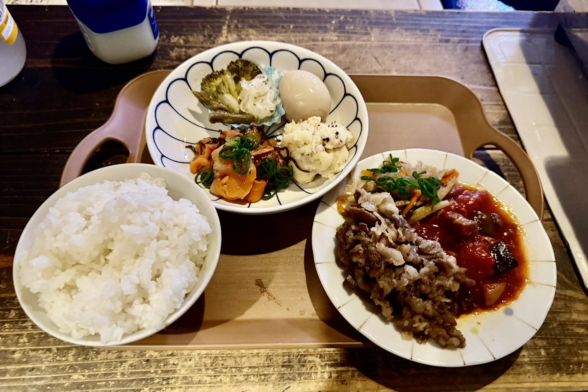 ABsoooLute235's tweet photo. ＊ダレカノマカナイ
酢の物、味玉、漬けサーモン、ポテサラ、大根きんぴら、牛すじトマト煮、牛しぐれ煮、ごはん https://t.co/Qes1r0Z1Ot
