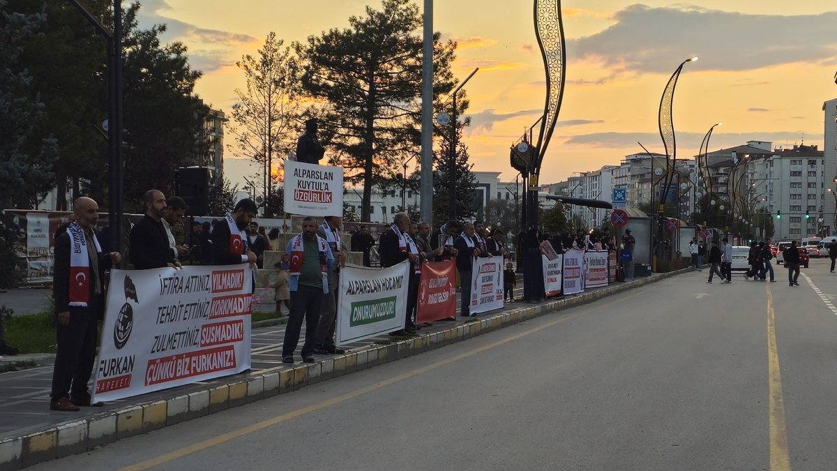 FurkanHelazg_4's tweet photo. Sizler zulmetmeye devam ettikçe bizler meydanda olmaya devam edeceğiz. Furkan Hareketi Elazığ olarak kardeşlerimiz özgür kalana dek haklı mücadelemizden vazgeçmeyeceğiz!

AlparslanHocaya Özgürlük 
SemraHocaya Özgürlük 
FurkanHareketi Tertemizdir 

📍 Elazığ https://t.co/bfkOL6rB0p