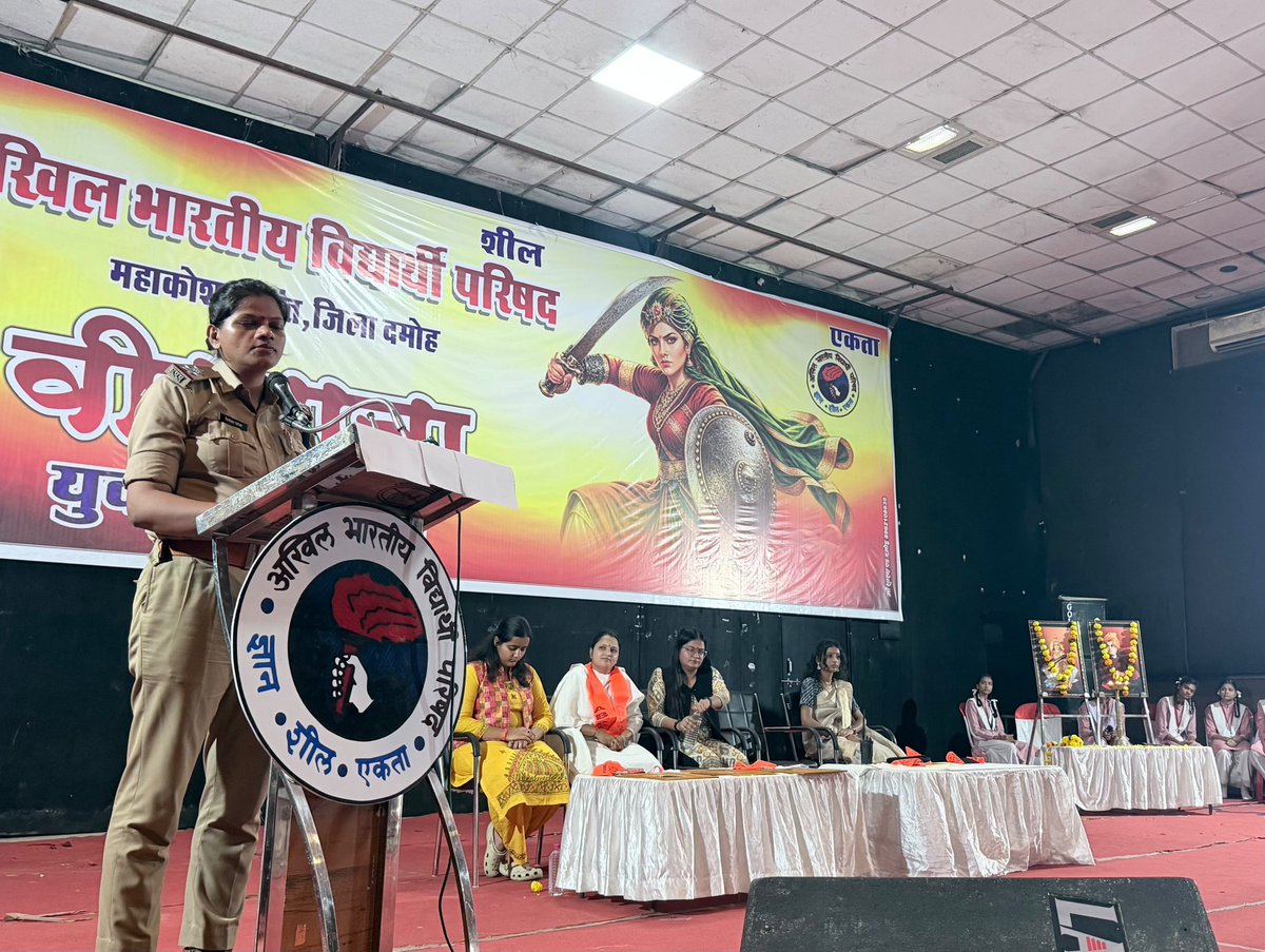 ABVPMK's tweet photo. अभाविप दमोह जिला द्वारा 'वीरांगना ' युवती सम्मेलन का आयोजन किया गया जिसमें छात्राओं के व्यक्तित्व विकास के साथ-साथ संस्कार, संस्कृति, आत्मविश्वास एवं नेतृत्व गुणों को प्रोत्साहित करते हुए युवती शक्ति का समागम रहा, इस सम्मेलन के उद्घाटक के रूप में सुश्री प्रियंका पटेल जी थाना प्रभारी मुख्य अतिथि के रूप में मेघा ताम्रकार जी राष्ट्र सेविका समिति प्रांत कार्यालय प्रमुख विशेष उपस्थिति एवं मुख्य वक्ता के रूप में अभाविप की राष्ट्रीय कार्यकारिणी सदस्य सुश्री साक्षी बोहरे जी उपस्थित रही।