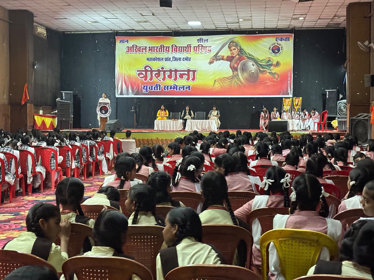 ABVPMK's tweet photo. अभाविप दमोह जिला द्वारा 'वीरांगना ' युवती सम्मेलन का आयोजन किया गया जिसमें छात्राओं के व्यक्तित्व विकास के साथ-साथ संस्कार, संस्कृति, आत्मविश्वास एवं नेतृत्व गुणों को प्रोत्साहित करते हुए युवती शक्ति का समागम रहा, इस सम्मेलन के उद्घाटक के रूप में सुश्री प्रियंका पटेल जी थाना प्रभारी मुख्य अतिथि के रूप में मेघा ताम्रकार जी राष्ट्र सेविका समिति प्रांत कार्यालय प्रमुख विशेष उपस्थिति एवं मुख्य वक्ता के रूप में अभाविप की राष्ट्रीय कार्यकारिणी सदस्य सुश्री साक्षी बोहरे जी उपस्थित रही।