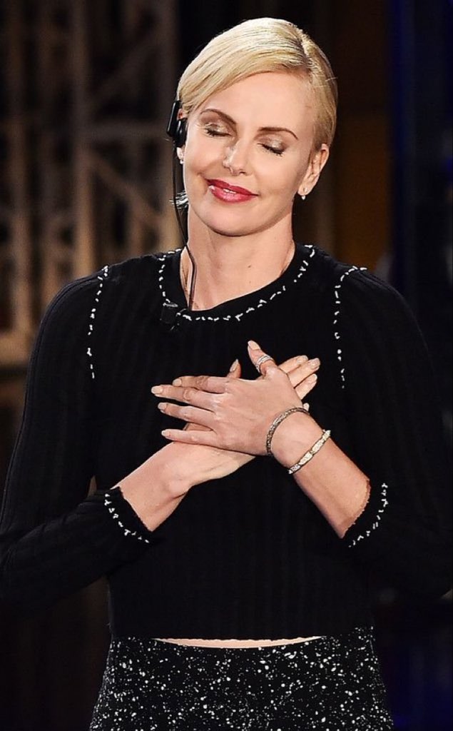 CharlizeTher092's tweet photo. I'm so happy today I wish you were here with me it we make it more sweet ❤️❤️❤️💋💋💋 https://t.co/sOO7bJ0GYl