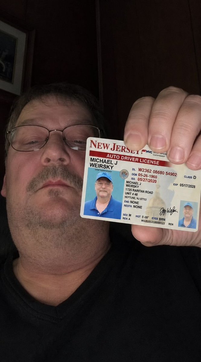 SWDesignsInWV's tweet photo. PSA: This man has a false identity. Please be advised he is seeking your private information for fraudulent activities. https://t.co/gBkkSbIyIh