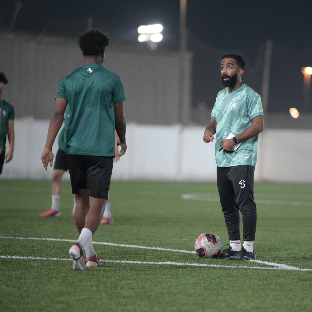 EttifaqSa's tweet photo. لاعبوا فئة 17 عام في تحضيراتهم الأخيرة للقاء الفد ⚽️💪

#فئات_الاتفاق_السنية💚❤️ https://t.co/Qj0RzWsHBA