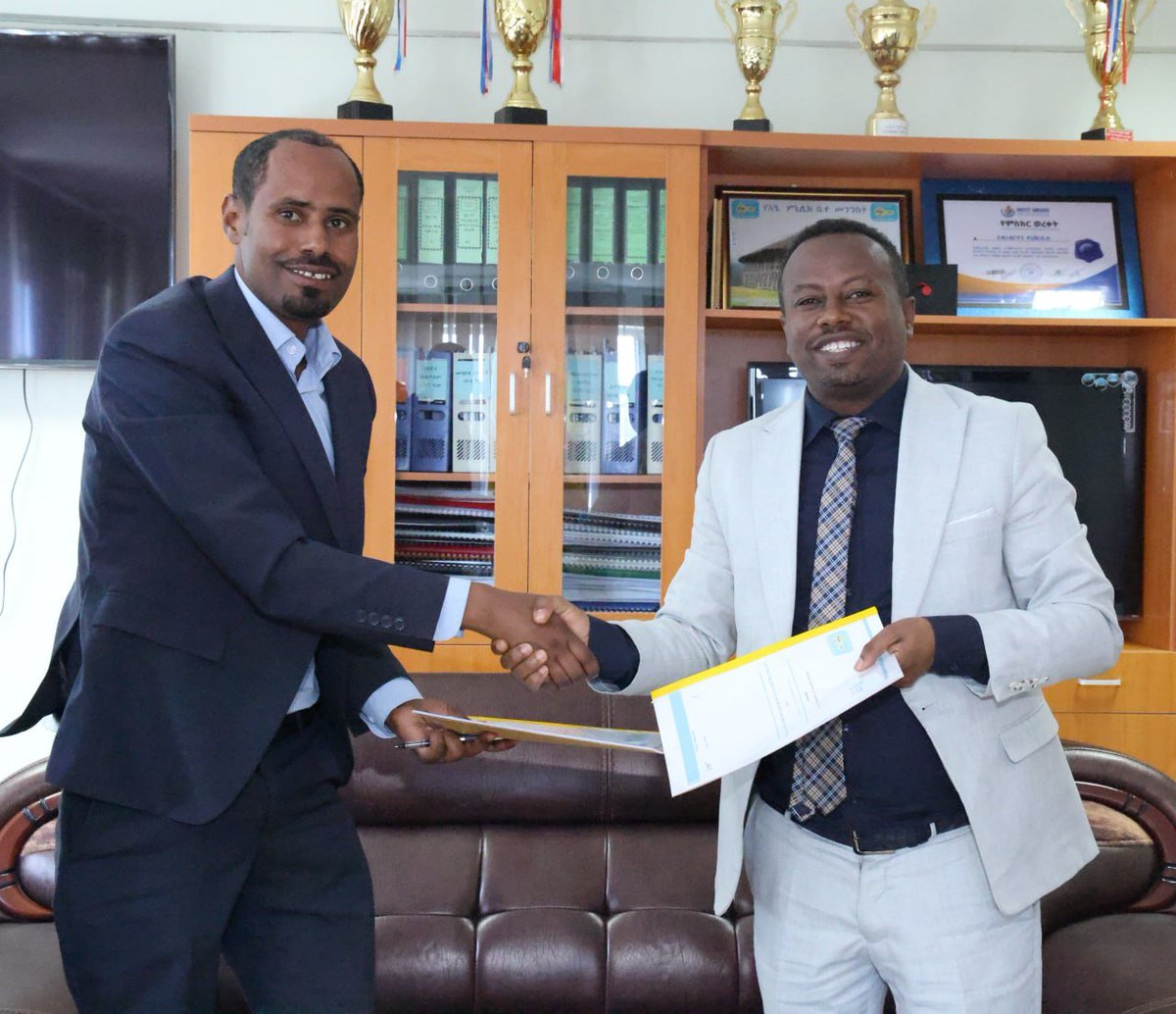 DBU_OfficialAcc's tweet photo. 📌 Debre Berhan University and Victims’ Rights Center Board Led organization Sign Memorandum of Understanding to Strengthen Collaboration on Human Rights, Legal Aid, Research, and Community Engagement
Debre Berhan, October 7, 2026 (Meskerem 27, 2019 E.C.) https://t.co/Lle3Nr8Dcs