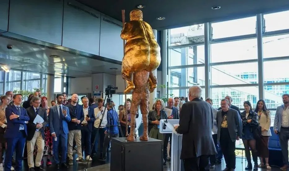 PeteBritish's tweet photo. Diplomacy has been replaced with spite in the European Parliament. 

Text on the plinth of the Trump statue reads: “I am sitting on the back of a man. He is sinking under my burden. I will do anything to help him. Except stepping down from his back.”

RIP diplomacy. 

We should never rejoin.