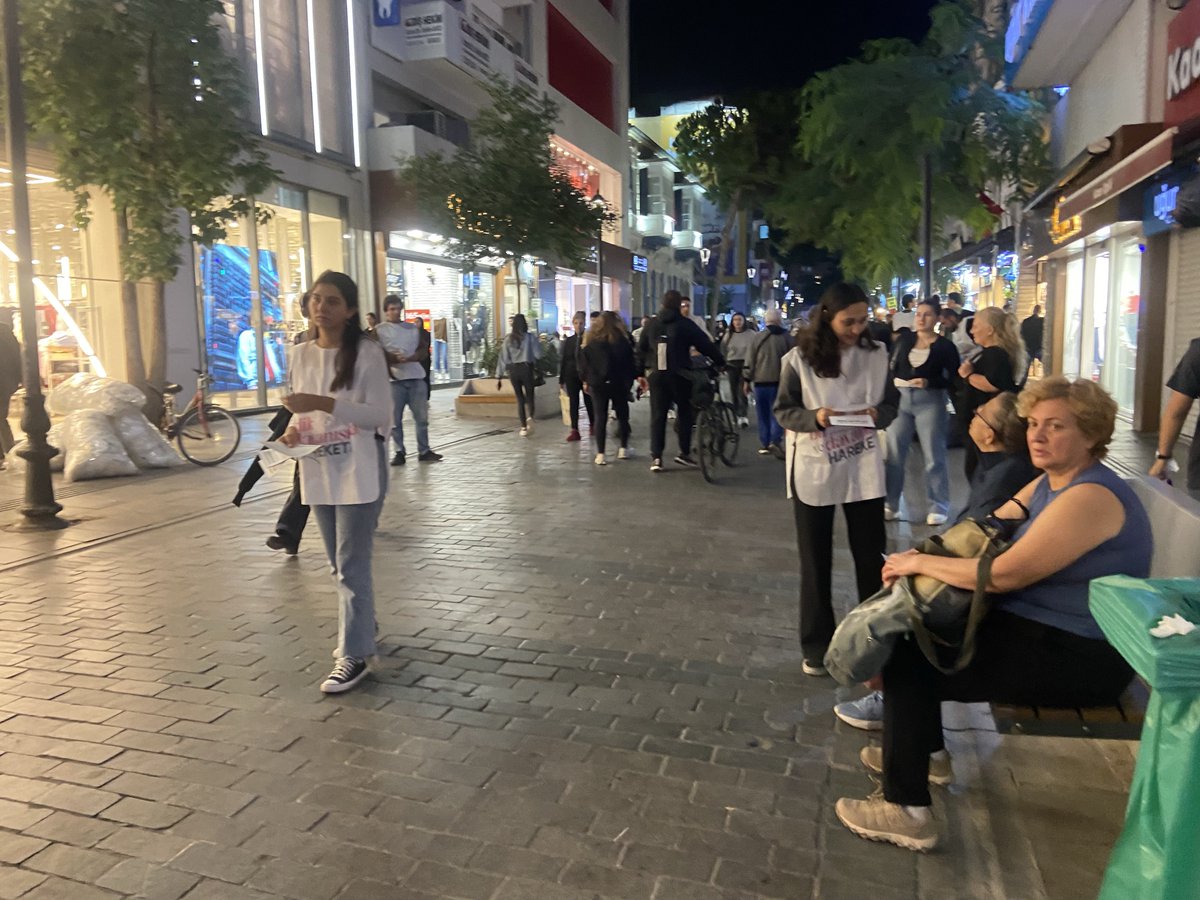 bdninsesi2's tweet photo. İzmir halkının iradesi AKP'ye teslim edilemez demek için bildirilerimizi Karşıyaka'da emekçilere ulaştırdık.

Ne düzenin sahte umutlarına, ne de AKP karanlığına kentlerimizi teslim etmeyeceğiz! https://t.co/QBpsypefRH