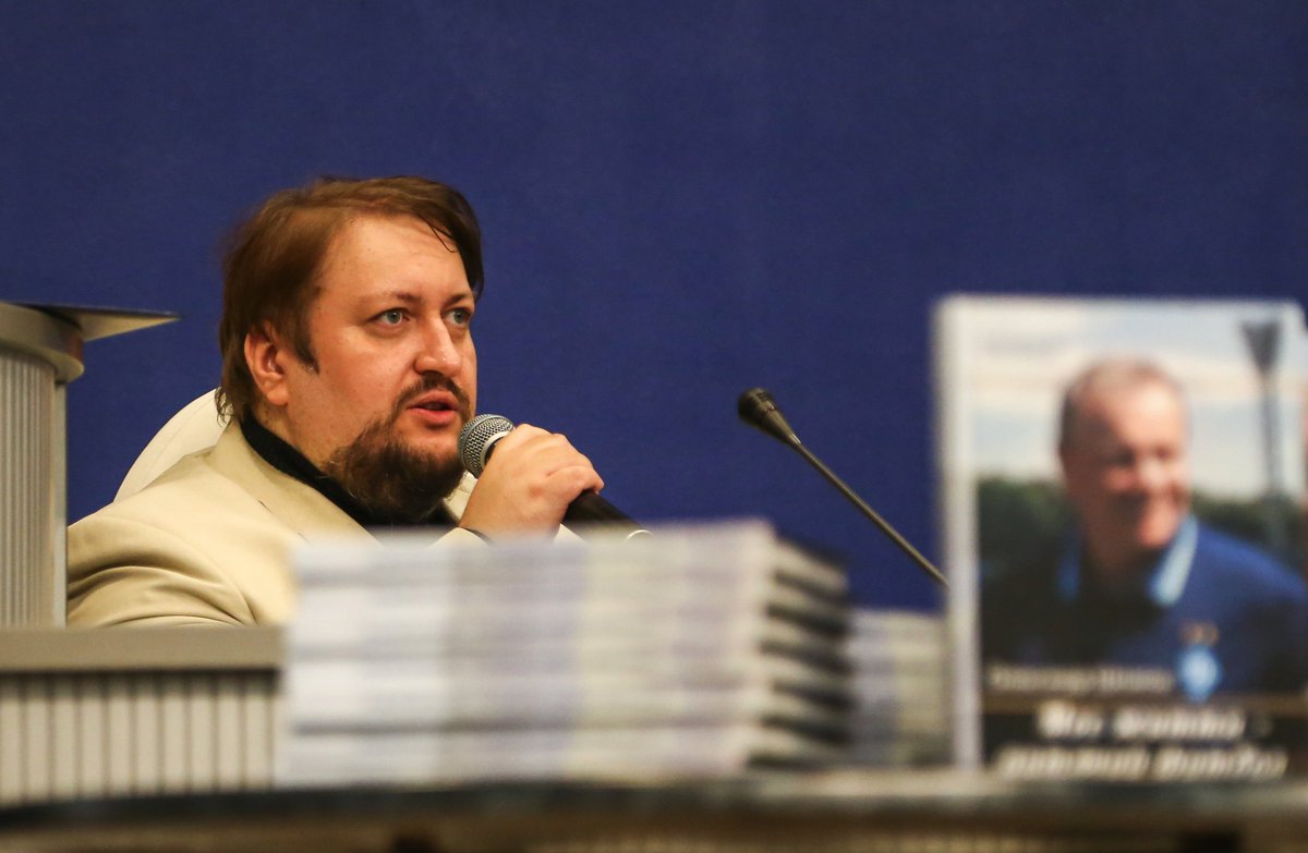 ArchieValerko's tweet photo. 📚 Вчора в конференц-залі стадіону "Динамо" імені Лобановського відбулася презентація книги його одноклубника й однодумця - Сан Санича Шпакова

Дорога на рідний стадіон книги була довгою - спершу її розіслали бібліотекам, у ДЮСШ, тому що Шпакову є що розказати

В чому історія?👉 https://t.co/DT0T1RXY1l