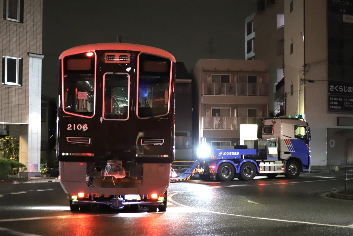 f1_jima's tweet photo. 2026.10.6未明

阪急電鉄2000系2006F 新製陸送

日立製作所笠戸事業所製造！
10/5-8にかけて堺泉北港から阪急電鉄正雀工場へロジスティード西日本による陸送搬入！
2026年度設備投資計画2000系5編成導入の4編成目となります！

2日目に…
新開地方先頭車(8号車)C#2106搬入です。

千里丘にて📸 https://t.co/f5B1qCdCo5