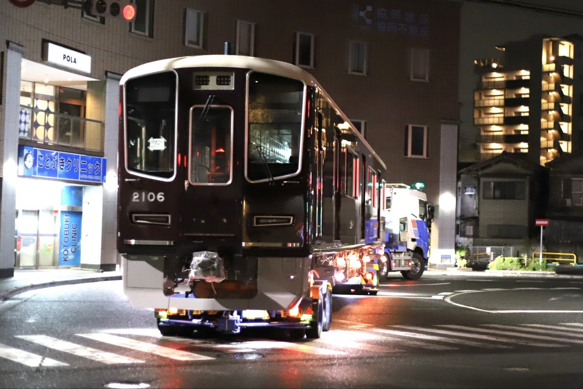 f1_jima's tweet photo. 2026.10.6未明

阪急電鉄2000系2006F 新製陸送

日立製作所笠戸事業所製造！
10/5-8にかけて堺泉北港から阪急電鉄正雀工場へロジスティード西日本による陸送搬入！
2026年度設備投資計画2000系5編成導入の4編成目となります！

2日目に…
新開地方先頭車(8号車)C#2106搬入です。

千里丘にて📸 https://t.co/f5B1qCdCo5