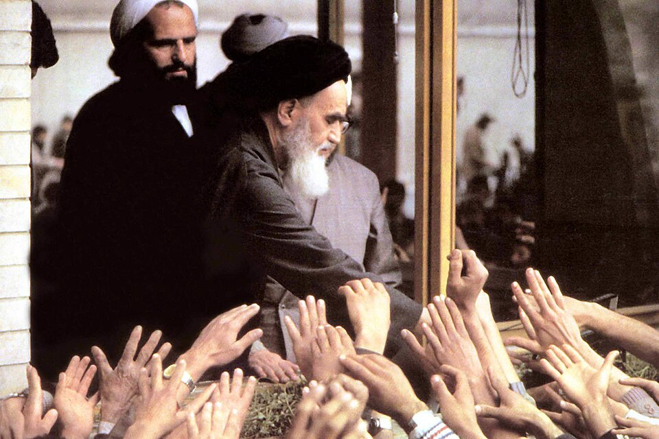 Sh_MJalili's tweet photo. امام کاظم علیه‌السلام:
مردی از قم مردم را به حق فرامیخ��اند و ملتی چون پاره‌های آهن پیرامون او گرد می‌آیند که طوفان ها آنها را به لرزه نمى اندازد و در برابر جنگ دشمنان خسته و هراسان نمى شوند به خدا توكل دارند و قطعاً پیرزوی نهایی از آن پرهيزگاران خواهد بود.

(بحارالأنوار،ج۶۰،ص۲۱۶) https://t.co/tLyO0E1L1B