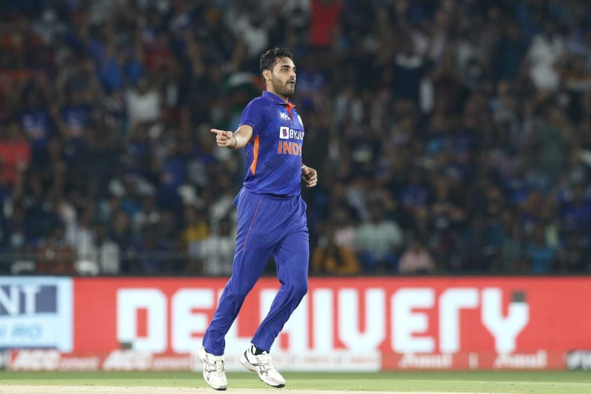 ImTanujSingh's tweet photo. Ravi Ashwin said - "If Bhuvneshwar Kumar does well in New Zealand, he can be on the flight to ODI World Cup 2027 with Bumrah". (PTI). https://t.co/EwzmjJUqch