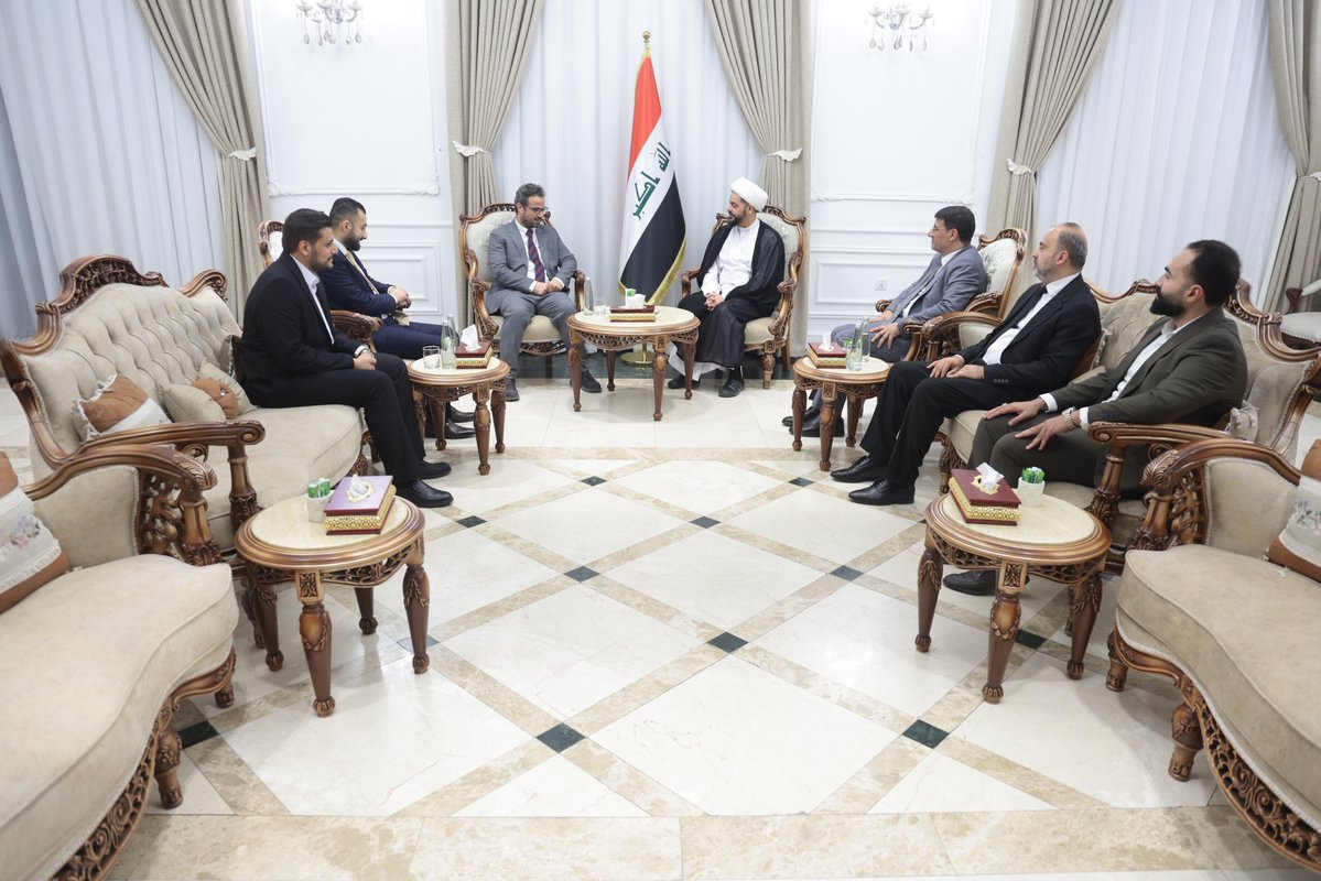 khazalimedia's tweet photo. إستقبل سماحة الشيخ الأمين قيس الخزعلي نقيبَ أطباء الأسنان في العراق، الدكتور أركان العزاوي. وجرى خلالَ اللقاءِ التأكيدُ على أهميةِ دعمِ شريحةِ أطباءِ الأسنان، والاهتمامِ بمطالبِهم واحتياجاتِهم، بما يُسهمُ في الارتقاءِ بواقعِ القطاعِ الطبي وخدمةِ المجتمع. https://t.co/LAphl4O1xb