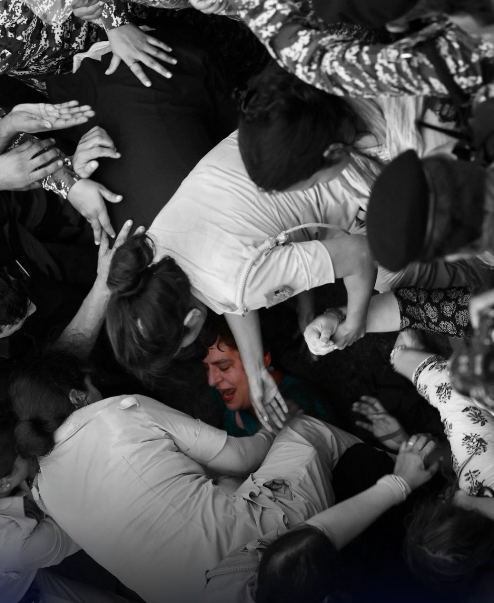 jogalshailaja's tweet photo. महाभारत सिखाता है…
सत्य के लिए अपनों से भी लड़ना पड़े, 
तो लड़ो…!!!

#प्रशासन #पोलिस #priyankagandhi #RahulGandhi #congress #india 

@priyankagandhi https://t.co/KIa0mo9Npu