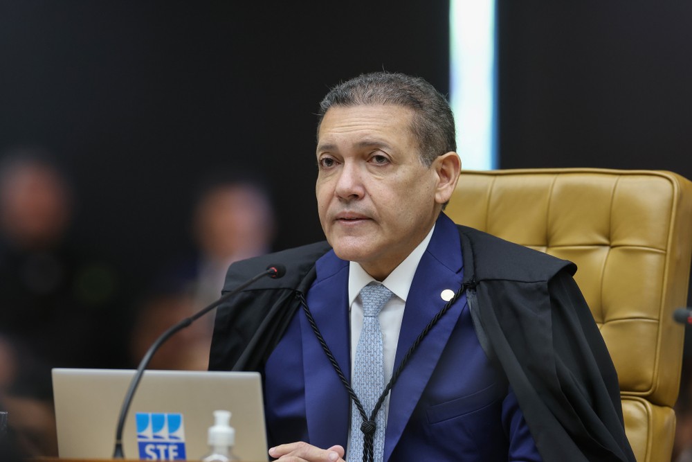 g1's tweet photo. Nunes Marques libera vídeos de Flávio Bolsonaro que associam Lula a Moraes e Lulinha ao Careca do INSS https://t.co/0FbtcgsRRB https://t.co/0qtqdgxMX1