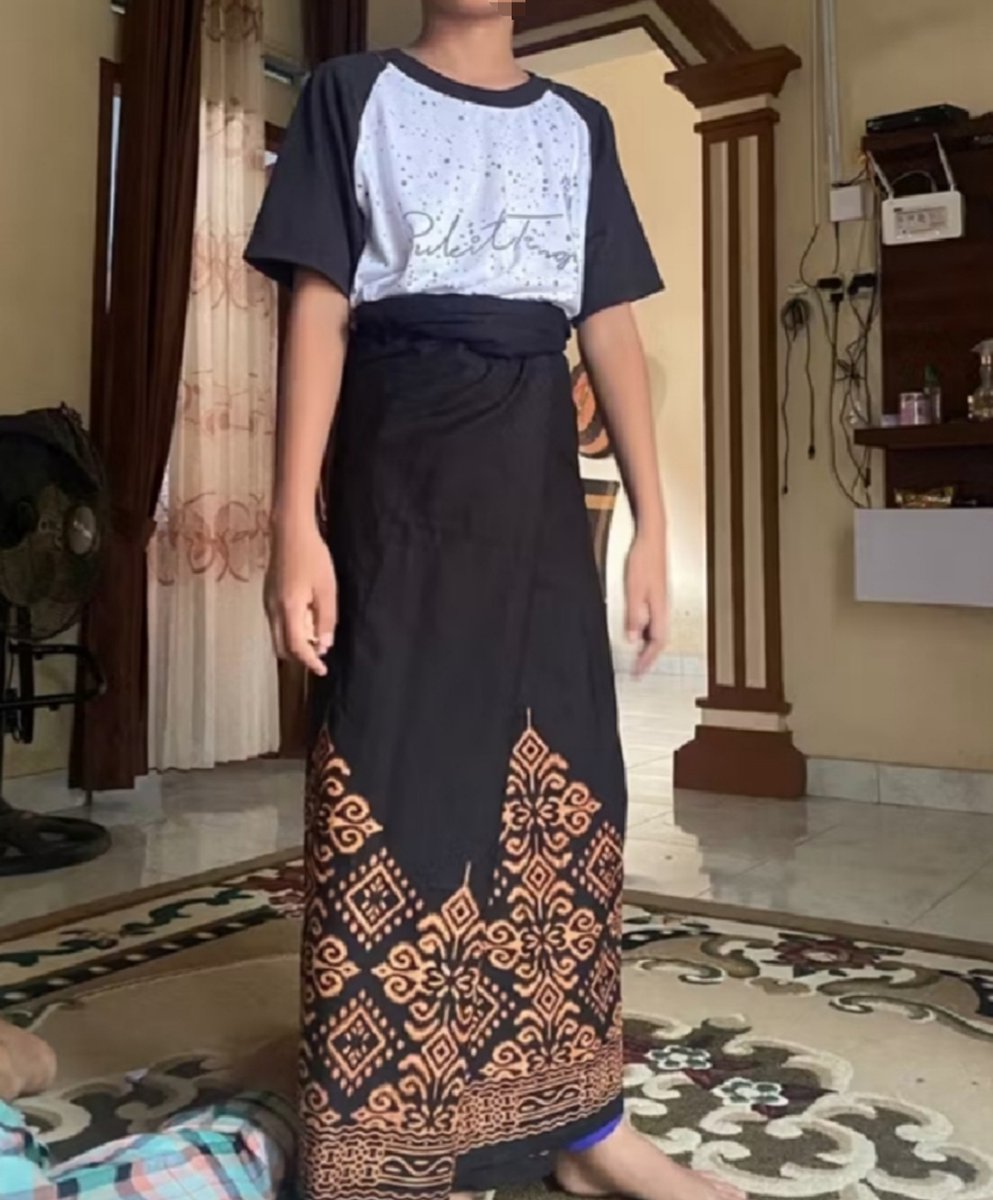 AlFatihrc's tweet photo. Ada yg suka pakai sarung ga? https://t.co/pJsMF2W6aY