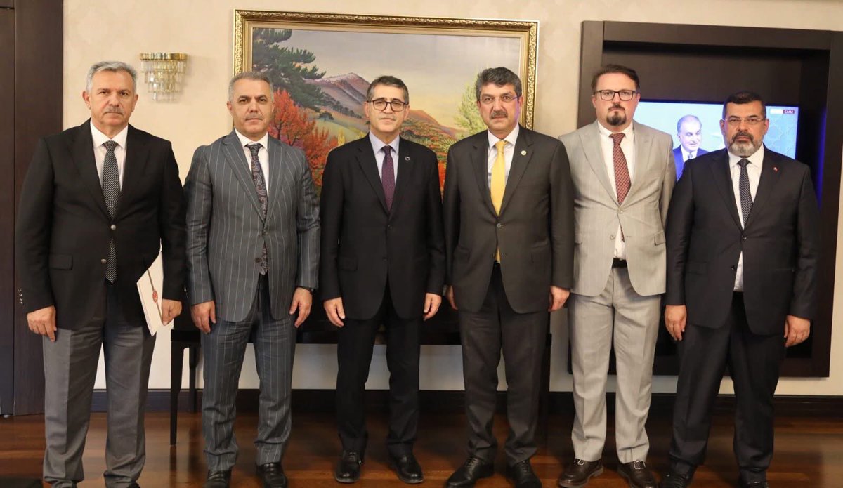 veysi_isik's tweet photo. 📍Cumhurbaşkanlığı Bütçe ve Strateji Başkanlığı

Milletvekilimiz Sn. Ferhat Nasıroğlu ve İl Başkanımız Sn. Hüseyin Şansi ile birlikte Cumhurbaşkanlığı Strateji ve Bütçe Başkanımız Sn. İbrahim Şenel’i ziyaret ettik.

Görüşmemizde, ilçemiz açısından büyük önem taşıyan Garzan Sulama Kanalı Projesi başta olmak üzere, ilçemizde devam eden ve planlanan diğer yatırımlarımızla ilgili talep ve beklentilerimizi Sayın Başkanımıza ilettik.

İlçemizin gelişimine katkı sağlayacak yatırımların hayata geçirilmesi adına çalışmalarımızı kararlılıkla sürdürüyoruz.

Nazik kabulleri ve yakın ilgileri için Sayın Başkanımıza teşekkür ediyorum.