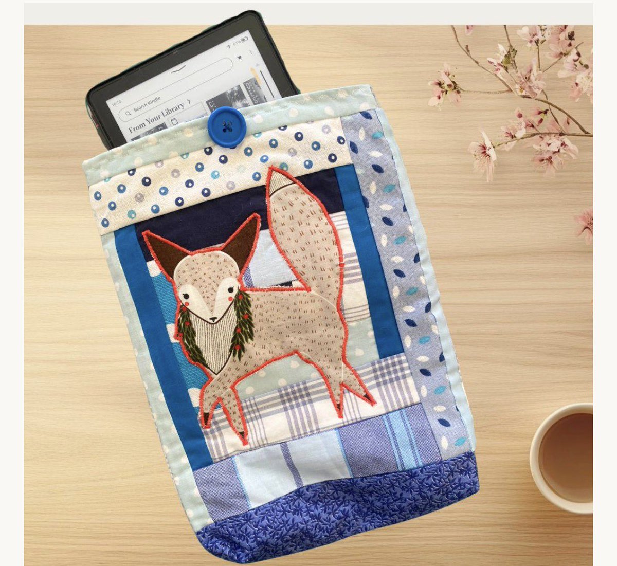 ZebraMingo's tweet photo. Festive fox.. you need this if you love reading…unique, handmade padded book sleeve https://t.co/pXiSLooxhh #lovethat #fox #bookclub #BookAuthors #booktoread https://t.co/hjG6JEtioh