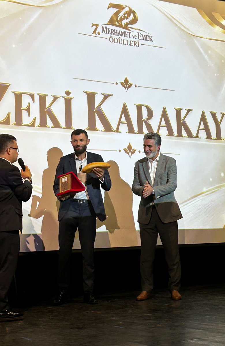 emirogluyunus's tweet photo. 📍Ankara

CUMHA Cumhur Haber Ajansı’nın düzenlediği "7. Merhamet ve Emek Ödülleri" programına katılarak toplumsal dayanışmanın ve karşılıksız iyiliğin harika örneklerine şahitlik ettik.

Bu anlamlı buluşmayı tertip eden CUMHA ailesine, başta Yönetim Kurulu Başkanı Seyfi Uzunkök olmak üzere emeği geçen herkese şükranlarımı sunuyor; ödüle layık görülen tüm güzel yürekli insanları gönülden tebrik ediyorum.

Her daim şiarımız şu olsun:

“İyilikte yardımlaşalım, hayırda yarışalım.”