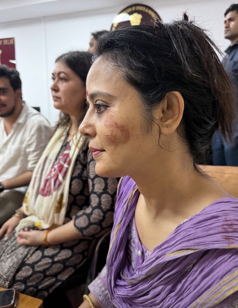 kkjourno's tweet photo. महुआ मोइत्रा की जगह मोदी होते तो क्या करते? 

कई दिन तक मंचों से बोकार छोड़कर रोते - मेरी हत्या की साजिश हो गई। 

पंजाब में कहीं रास्ते में कुछ किसान दिख गए थे तो कह रहे थे कि "जिंदा लौट आया हूं।" 

इतना डरपोक आदमी ही शांतिपूर्ण धरना प्रदर्शन  से डर सकता है। 

भारत के इतिहास में पहली बार विपक्ष को शांतिपूर्ण धरना देने की इजाजत नहीं मिल पा रही है।