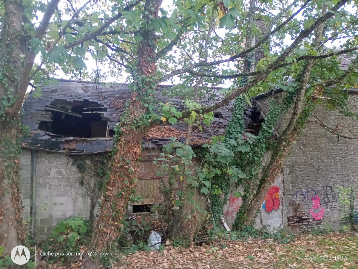 ThiChaplain's tweet photo. Ancien #commun du #château de #Kerampuilh à #Carhaix. Juste à côté y a un bel #EHPAD bien neuf avec un #chemin de #promenade qui fait le tour. https://t.co/QHsf99FCuj