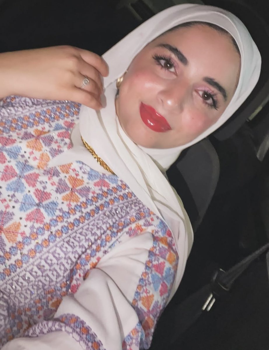 Hiijabqueens's tweet photo. في عينيها حبرُ حكايةٍ لم يجفّ بعد. https://t.co/ljGqT014rb