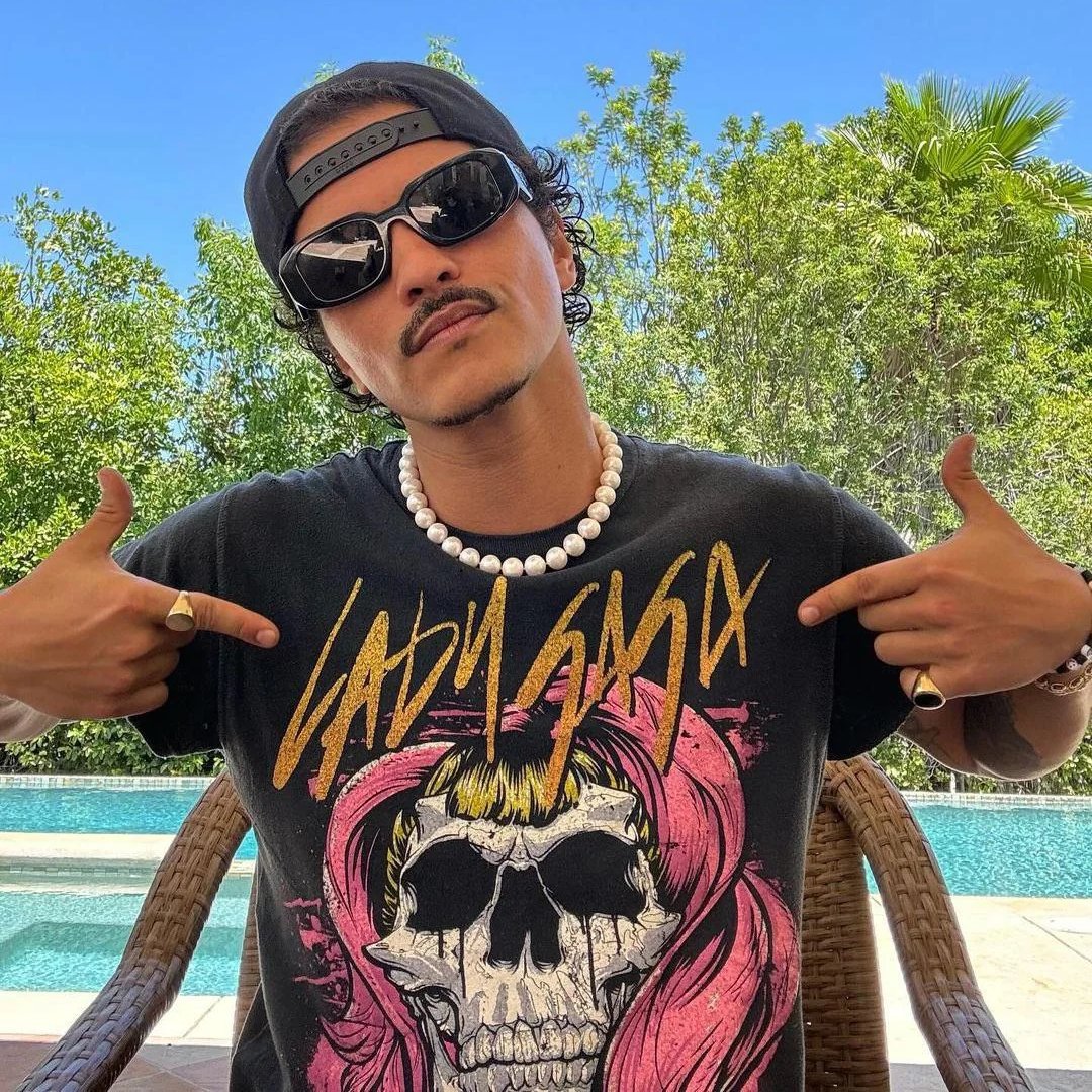 thepophive's tweet photo. Happy Birthday to the handsome and talented Bruno Mars! https://t.co/BSgOSdULGd