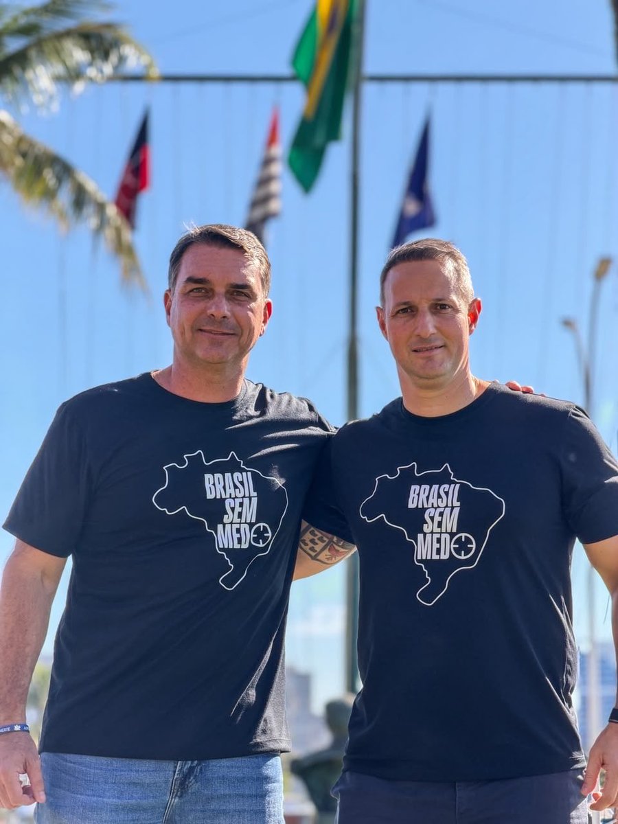 DerriteSP's tweet photo. Chegou a hora do Brasil Sem Medo. 

Chegou a hora de combater o crime organizado como nunca antes na história do país.

Chegou a hora de eleger @flaviobolsonaro presidente 2️⃣2️⃣. https://t.co/QSmYyabySM