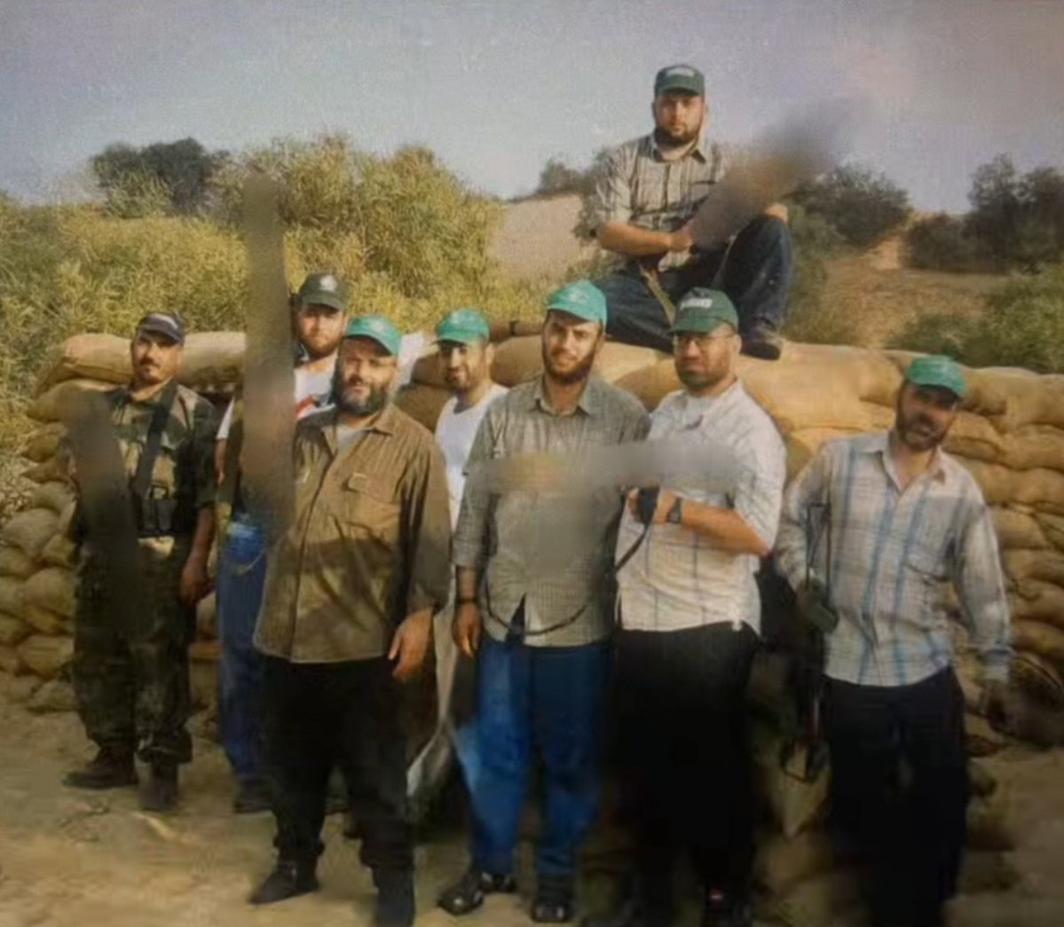 _7ioqx's tweet photo. على لوائكَ منهم كلُّ منتقمٍ
للّهِ مستقتلٍ في اللّه معتزمِ

مسبّحٍ للقاءِ اللّهِ مضطرمٍ
شوقًا على سابحٍ كالبرقِ مضطرمِ

بِيضٌ مفاليلُ من فعلِ الحروبِ بهم
من أسيُفِ اللّهِ لا الهنديّة الخُذُمِ! https://t.co/Irx884J1vq