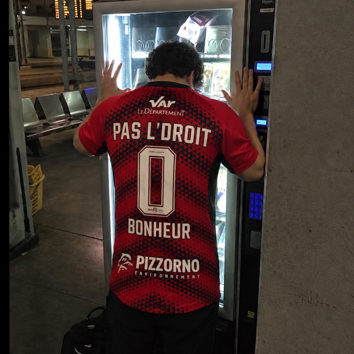 rugbydrama's tweet photo. 🚨 Le top flocage parmis les supporters Toulonnais en ce début de saison ! https://t.co/OOIyTJqn0Q