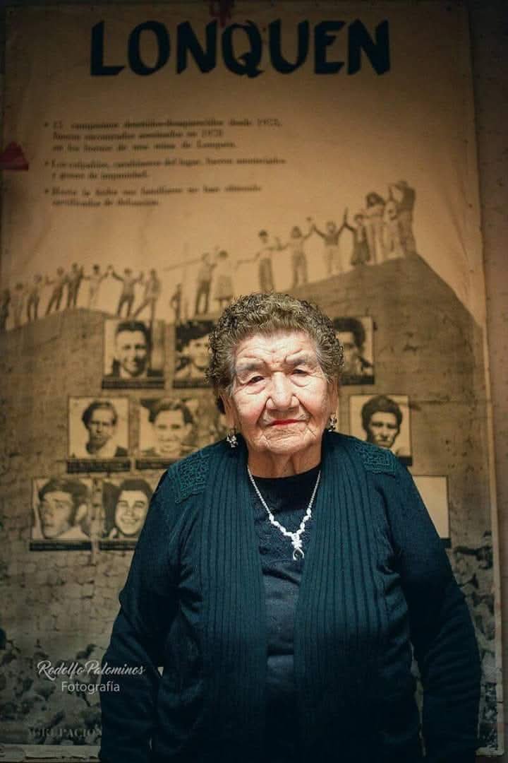 RadioUmbral's tweet photo. La noche del 7 de octubre de1973 fue la última vez que Elena Muñoz  vio a su esposo Sergio Maureira y sus cuatro hijos Rodolfo, Sergio, Segundo y José. 
5 años después se encontrarían sus restos en los hornos de Lonquén y la dictadura no podría seguir ocultando sus  crímenes. https://t.co/pVwuWLiuf9