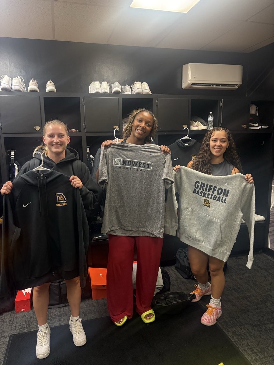 GriffonWBB's tweet photo. The Griffs are officially geared up for the season!! 🖤💛 https://t.co/Co4OGfiCBq