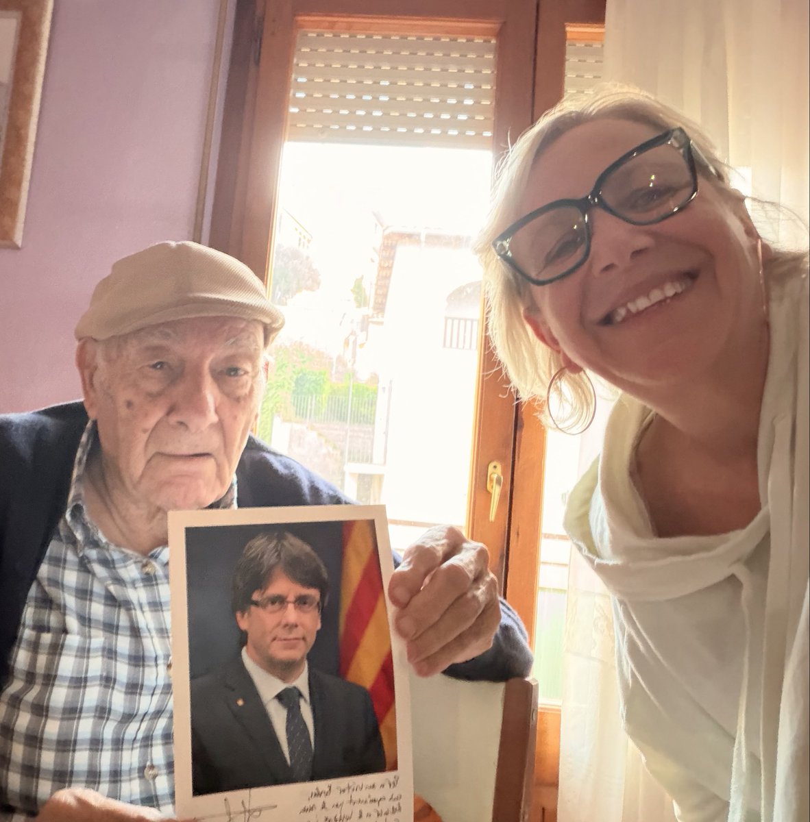 RosaVestit's tweet photo. Molt Honorable President @KRLS , feina feta. El Sr.Victor Bordas té la que segurament serà la darrera foto signada des de l’exili. Us esperem aquí ben aviat. https://t.co/f43rUqCGw4