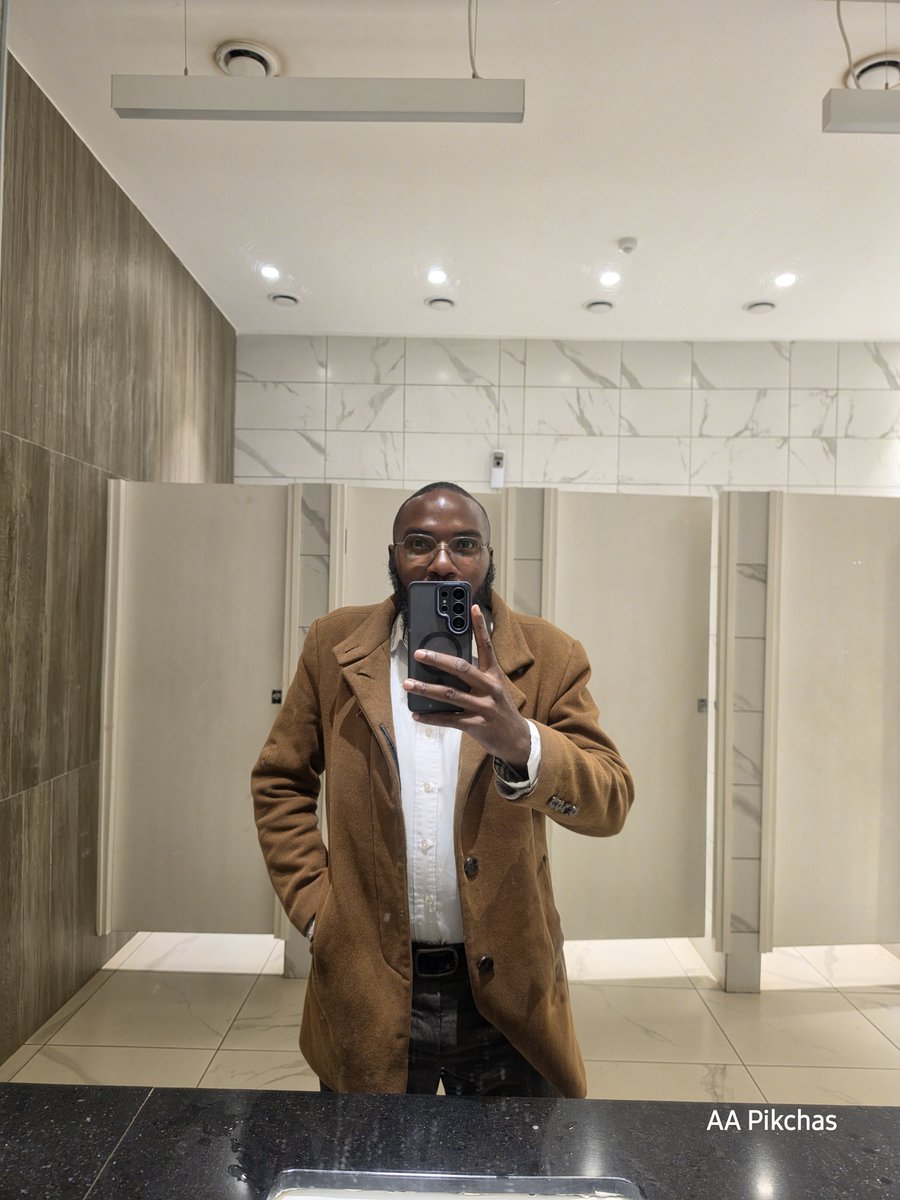 anj_116_'s tweet photo. Those Samsung mirror selfies. https://t.co/LLDLVJ2wqd