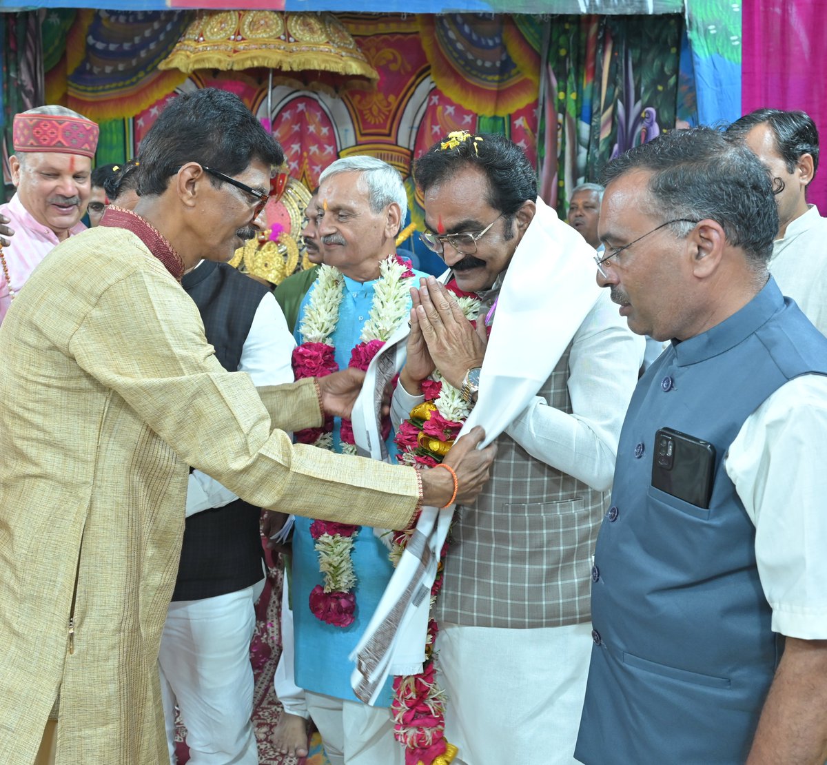 MPRakeshSingh's tweet photo. ॥ जय श्री राम ॥

आज रामलीला मैदान, गढ़ा (जबलपुर) में श्रीरामलीला समिति द्वारा आयोजित पावन 'संत अर्चना एवं मुकुट पूजन' समारोह में सहभागिता करने का सौभाग्य प्राप्त हुआ।

इस अवसर पर जगद्गुरु नृसिंहपीठाधीश्वर पूज्य स्वामी नृसिंहदेवाचार्य जी महाराज की गरिमामयी उपस्थिति में मर्यादा पुरुषोत्तम भगवान श्री रामचंद्र जी के पावन मुकुट का विधिवत पूजन-अर्चन कर आशीर्वाद प्राप्त किया।

प्रभु श्री राम के सत्य, धर्म और मर्यादा के आदर्श हम सभी को सदैव जनसेवा और सन्मार्ग पर चलने की प्रेरणा देते हैं। प्रभु से समस्त प्रदेशवासियों एवं संस्कारधानी के सुख, समृद्धि व आरोग्यता की मंगलकामना की।

#jabalpur #MadhyaPradesh