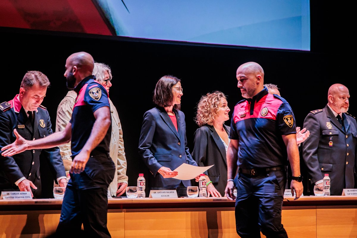 interiorcat's tweet photo. La consellera @nuriaparlon participa en la celebració del centenari de la Guàrdia Urbana de Cornellà de Llobregat on s’han lliurat condecoracions i reconeixements tant a representants del cos com de la societat civil. https://t.co/fXfZxaWFL0