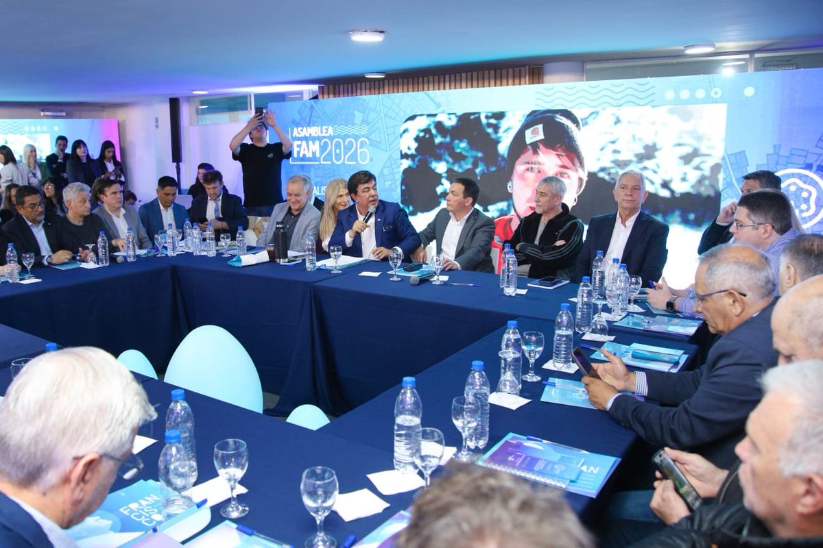 jorgeferraresi's tweet photo. Participamos de la Asamblea de la Federación Argentina de Municipios, donde intendentes e intendentas de todo el país reeligieron a @FerEspinozaOK para un nuevo mandato al frente de la entidad.

Los jefes comunales tienen el diagnóstico preciso de cada territorio, porque están en contacto permanente con los problemas de su lugar. Dialogar con ellos siempre es enriquecedor.