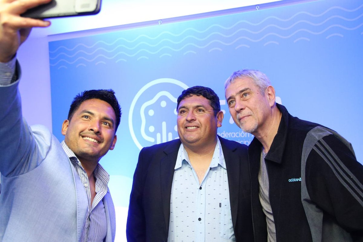 jorgeferraresi's tweet photo. Participamos de la Asamblea de la Federación Argentina de Municipios, donde intendentes e intendentas de todo el país reeligieron a @FerEspinozaOK para un nuevo mandato al frente de la entidad.

Los jefes comunales tienen el diagnóstico preciso de cada territorio, porque están en contacto permanente con los problemas de su lugar. Dialogar con ellos siempre es enriquecedor.