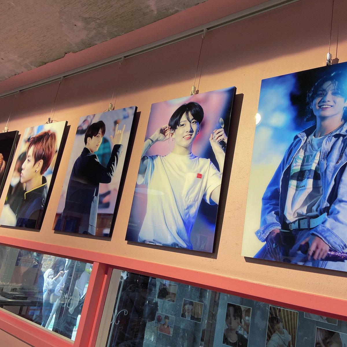 bispodemarins's tweet photo. 2023. 6. 13 
大好きなjk님のカフェイベントで10周年をお祝いできて幸せでした。2013-2019の写真集も購入できて、毎日眺めています。素敵な空間をありがとうございました。 https://t.co/DrpAZ9cX8I