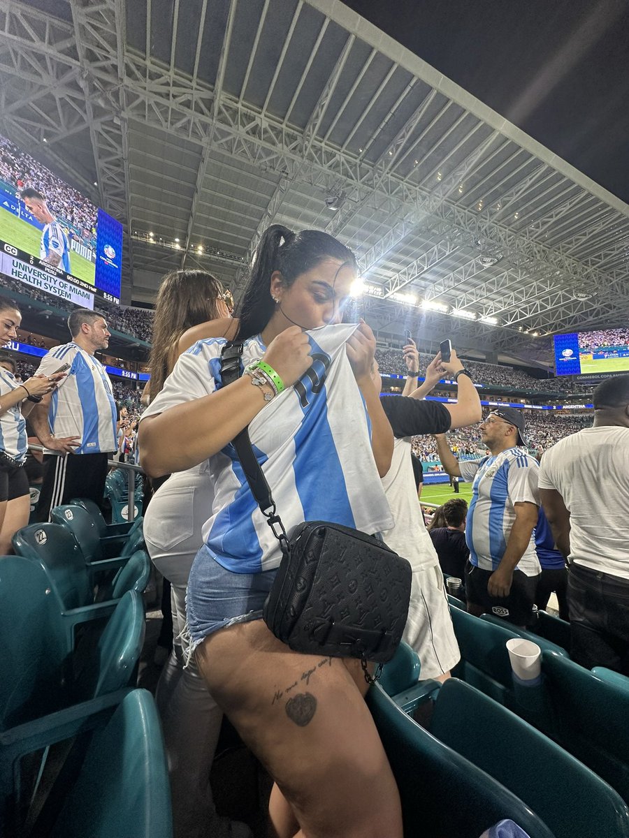 lissaaries_'s tweet photo. #elultimotango #messi #MessiAdiós  
INDEFINITELY GRATEFUL WE LOVE YOU MESSI https://t.co/cWylQtT7Q8