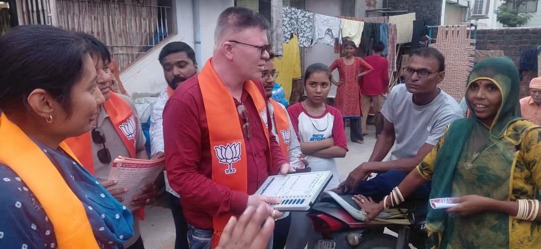 Darshan4bjp's tweet photo. આજરોજ ગાંધીનગર મહાનગરપાલિકા ચૂંટણી અંતર્ગત પેથાપુર વોર્ડ નંબર 2 ચૂંટણી પ્રચાર અર્થે ધારાસભ્ય શ્રી @DrPayalKukrani jiઅને નરોડા પ્રભારી શ્રી પ્રમુખશ્રી મહામંત્રી શ્રી અને સૌ કાઉન્સિલરો શ્રી અને કાર્યકર્તા ભાજપ ટીમ સાથે બુથ નંબર 61 62 માં મતદાર સ્લીપ વિતરણ નું કામ કર્યું @narendramodi