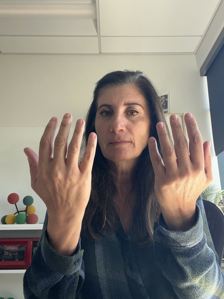 odekici's tweet photo. Ellerimi riyakar bir şekilde açmış dua ediyor görünüp milyonları götürmüyorum, sizce ne yapıyor olabilirim? (İpucu: Bugün Nobel Kimya Ödülü açıklandı.) Diplomalarım da gerçektir, teşekkürler. https://t.co/gSW7v7FanS