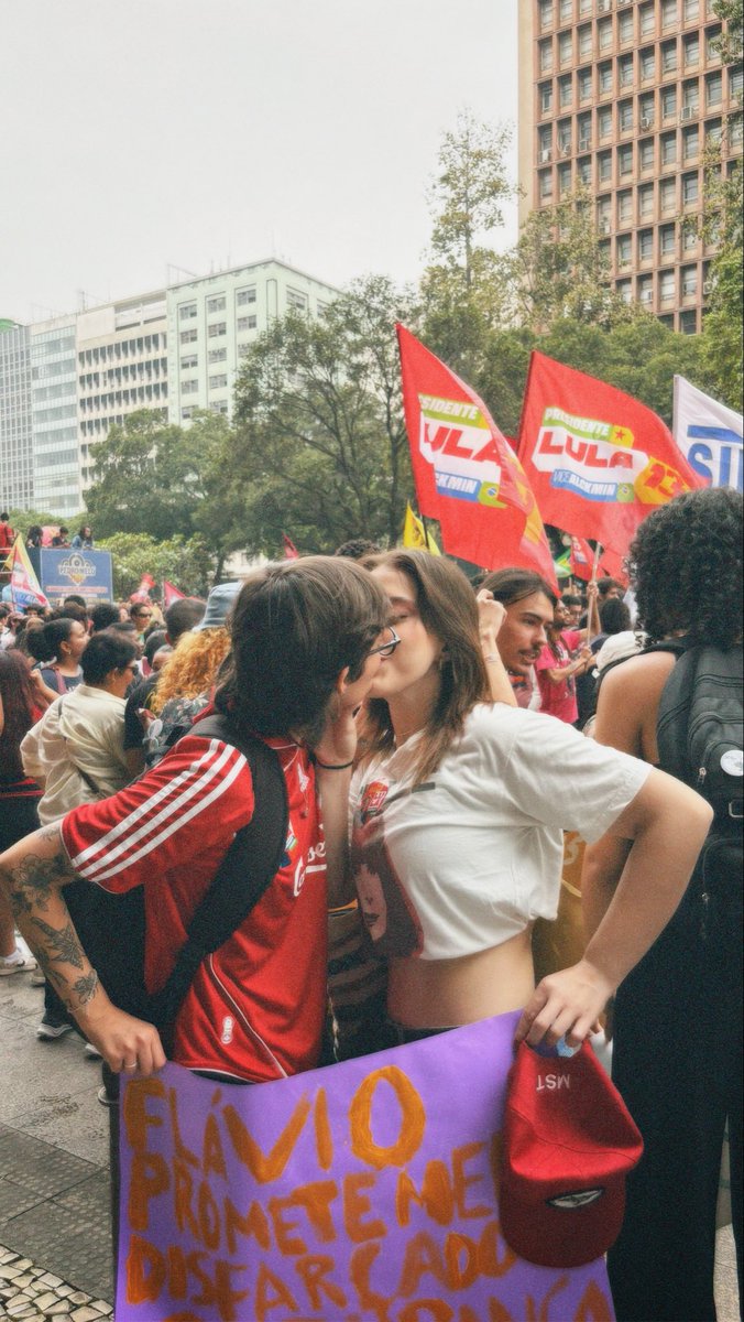 mpbichaa's tweet photo. “vem aqui tirar uma foto para mostrar para as nossas filhas no futuro” https://t.co/7zEX9a6A0i