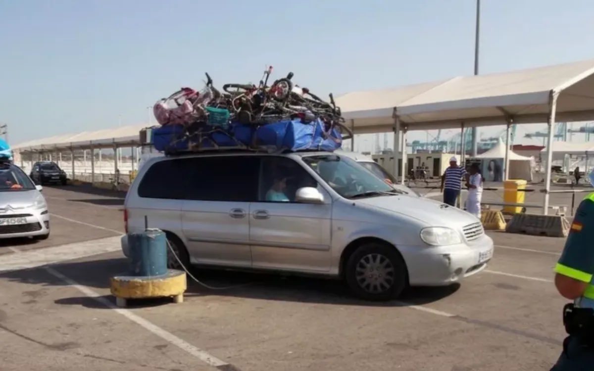 DjamyJa's tweet photo. @amgharbxl Le Maroc c’est tellement la Suisse que les mre fouillent les poubelles pour les ramener dans la zriba https://t.co/KwudMvs38x
