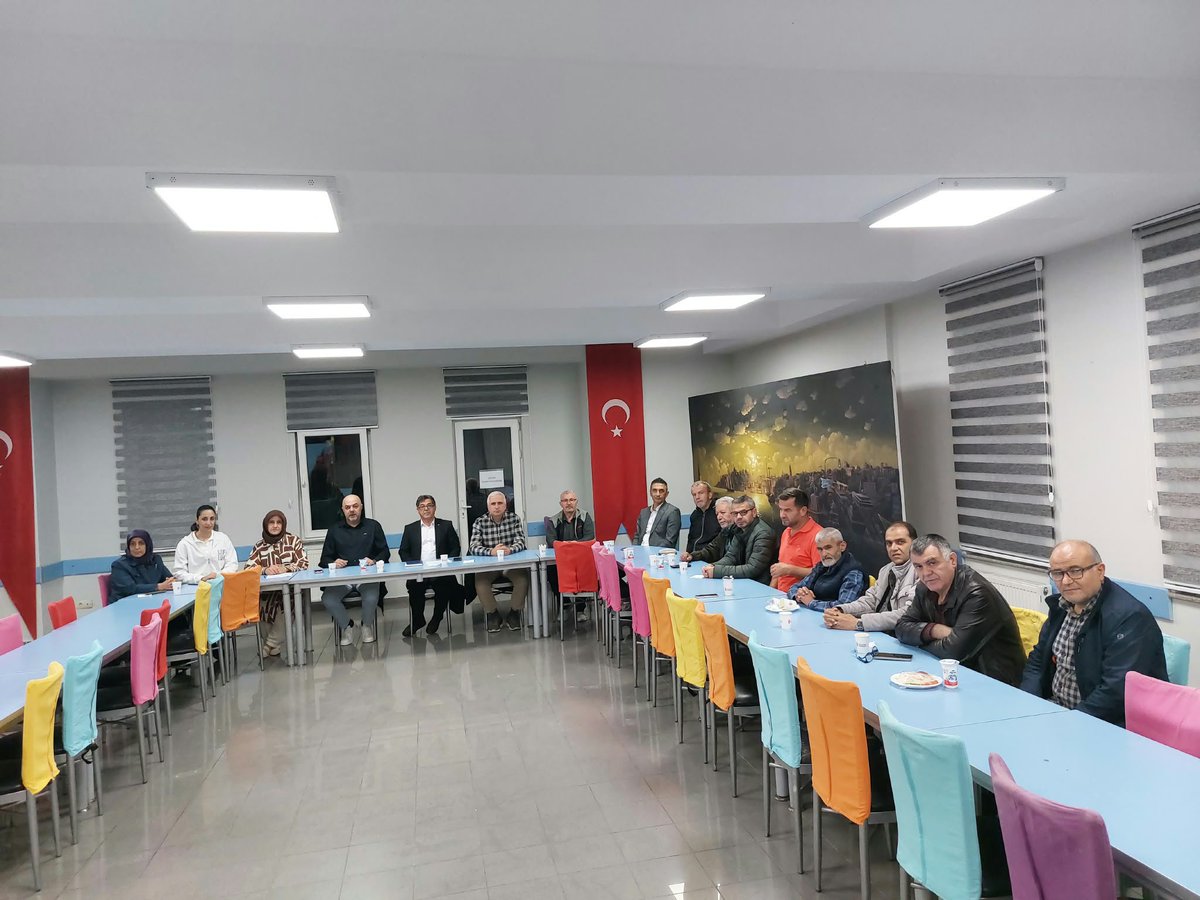 busraaksu1990's tweet photo. Aşağı Dudullu Mahalle Teşkilatı olarak haftalık olağan toplantımız gerçekterdik. Toplantımıza İlçe Yönetim kurulu üyesi @AhmetAygun1980 Mahalle Başkanımız @Hamzaokur37 Kadın kolları başkanımız @Atife960545 ve yönetim kurulu üyeleri olarak gerçekleştirdik. https://t.co/2KbvXY9fQK