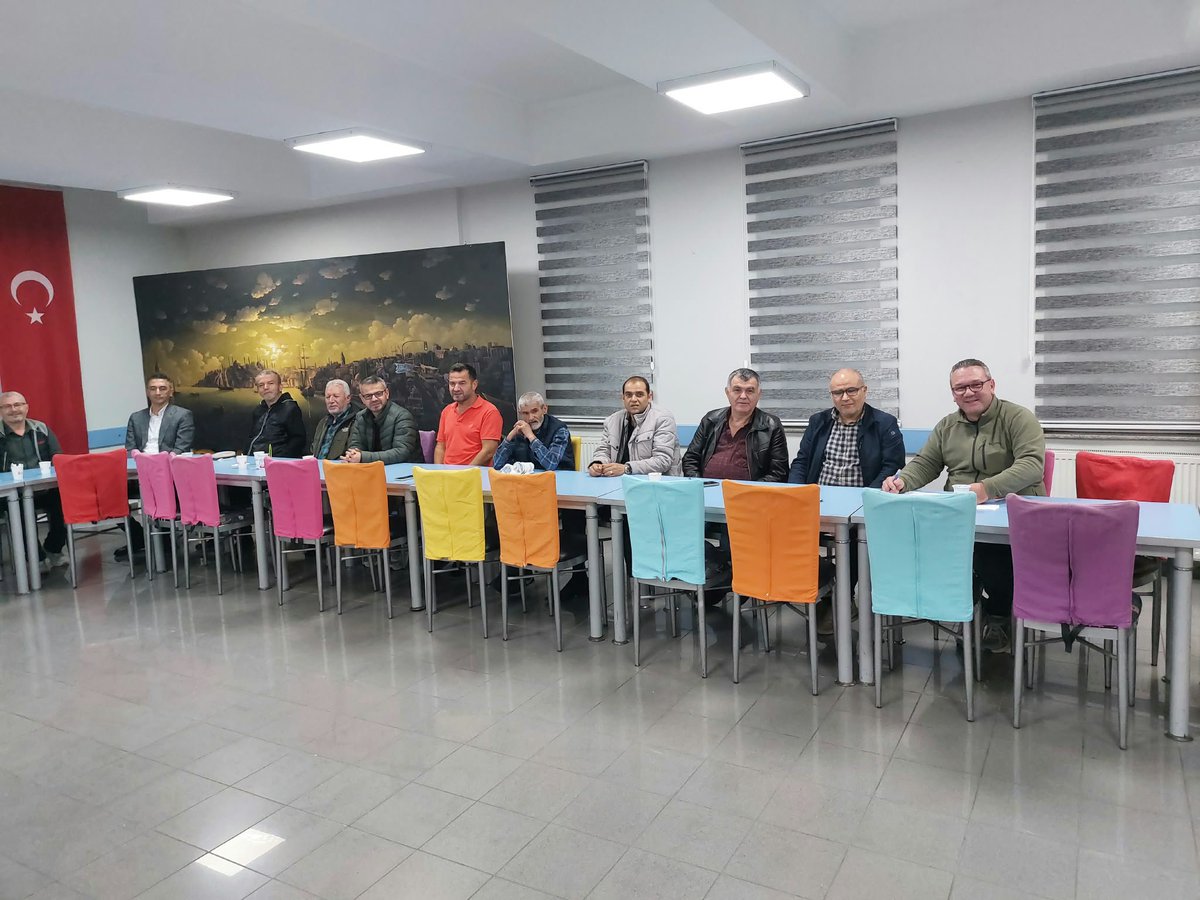 busraaksu1990's tweet photo. Aşağı Dudullu Mahalle Teşkilatı olarak haftalık olağan toplantımız gerçekterdik. Toplantımıza İlçe Yönetim kurulu üyesi @AhmetAygun1980 Mahalle Başkanımız @Hamzaokur37 Kadın kolları başkanımız @Atife960545 ve yönetim kurulu üyeleri olarak gerçekleştirdik. https://t.co/2KbvXY9fQK