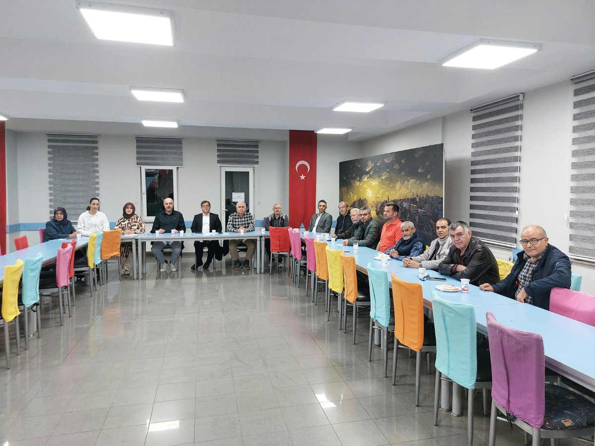 busraaksu1990's tweet photo. Aşağı Dudullu Mahalle Teşkilatı olarak haftalık olağan toplantımız gerçekterdik. Toplantımıza İlçe Yönetim kurulu üyesi @AhmetAygun1980 Mahalle Başkanımız @Hamzaokur37 Kadın kolları başkanımız @Atife960545 ve yönetim kurulu üyeleri olarak gerçekleştirdik. https://t.co/2KbvXY9fQK