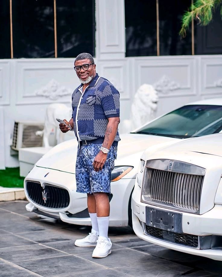 buluku01's tweet photo. You can't use money to buy fame but this man and him pikin nno hear, no see there life . https://t.co/Xpeoud7LZB