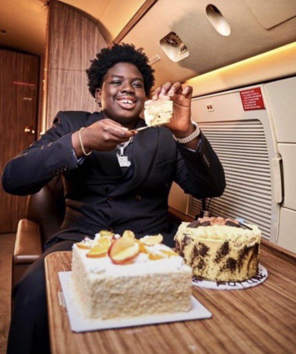 buluku01's tweet photo. You can't use money to buy fame but this man and him pikin nno hear, no see there life . https://t.co/Xpeoud7LZB