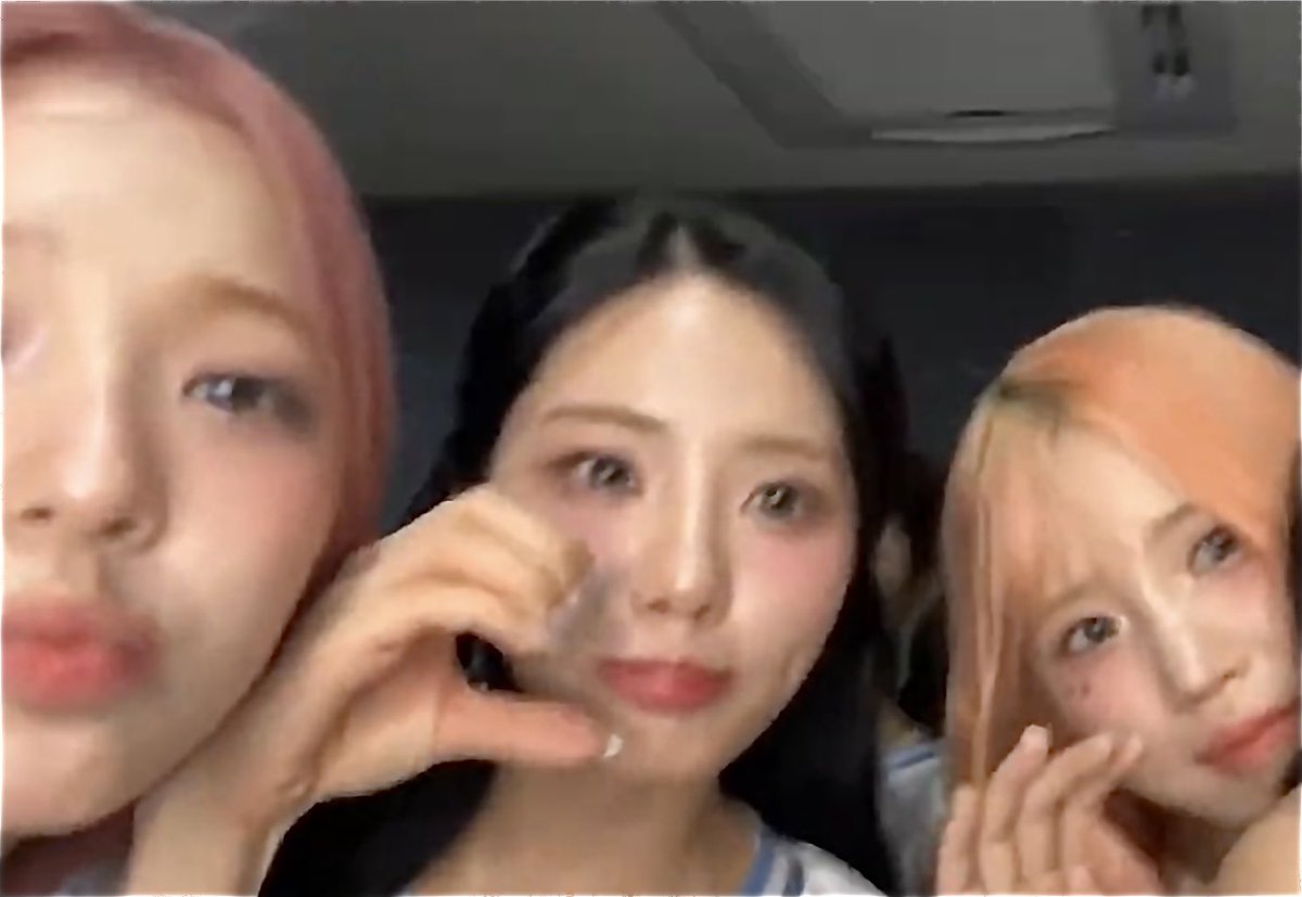 mypinkbow's tweet photo. Who remembers when hayoung and jiheon had pink hair at the very same time #itwasforme https://t.co/Tza02Gbp4g